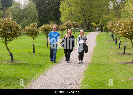 Famille promenade dans les jardins de roses au château de tambour dans l'Aberdeenshire, en Écosse. Banque D'Images