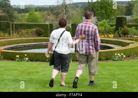 Couple en train de marcher à la Roseraie à Drum Castle dans l'Aberdeenshire, en Écosse. Banque D'Images