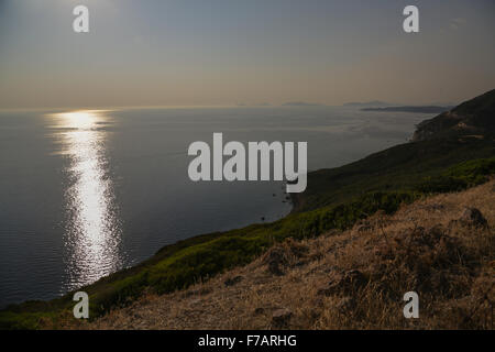 Magnifique coucher de soleil sur la mer en Sardaigne Banque D'Images