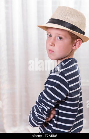 Jeune garçon avec chapeau à la colère dans l'appareil photo Banque D'Images