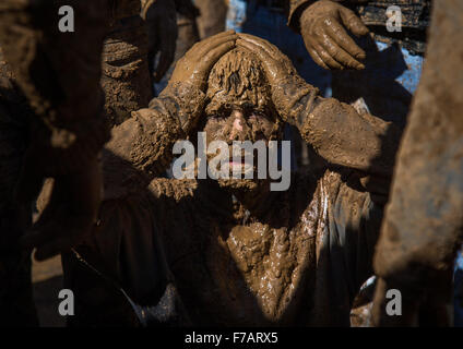 L'homme musulman chiite iranien couvert de boue, le chant et l'auto-flagellating Au cours de la journée, Ashura, province du Kurdistan, l'Iran Bijar Banque D'Images