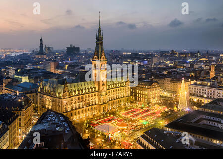 Vue aérienne de l'Hôtel de Ville avec le marché de Noël à Hambourg, Allemagne Banque D'Images