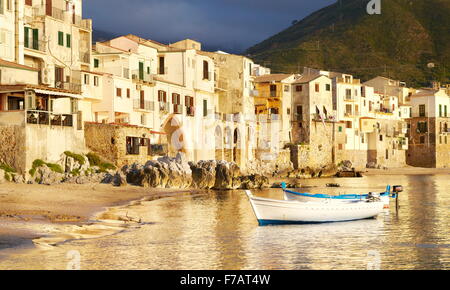 Sicily Island - maisons médiévales sur le bord de la mer, Cefalù, Sicile, Italie Banque D'Images