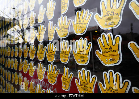 Symboles de la main dans la fenêtre de McDonald's pour la Da Una / McDia Mano campagne Feliz, Miraflores, Lima, Pérou Banque D'Images