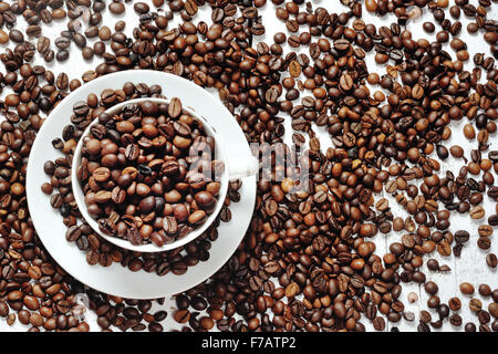 Grains de café dans une tasse en porcelaine blanche Banque D'Images