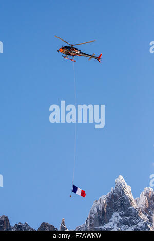 Chamonix, France. 27 novembre, 2015. Pilote d'Hélicoptère CMBH Tommy Brun a volé le drapeau français dans un vol par l'intermédiaire de la vallée de la ville de Vallorcine par Chamonix et Saint Gervais les Bains à donner rendu hommage aux victimes des attaques terroristes de Paris pendant le jour de deuil national en France le vendredi 27 novembre 2015. Credit : Genyphyr Novak/Alamy Live News Banque D'Images