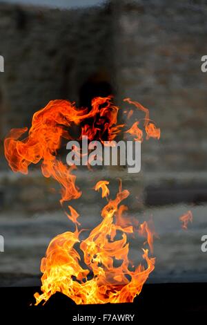 Dans Zorastrian flamme de gaz ouvert au temple Ateshgah près de Bakou, capitale de l'Azerbaïdjan Banque D'Images