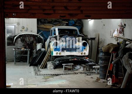 Vieille voiture en cours de travail dans un garage à Bakou, capitale de l'Azerbaïdjan Banque D'Images