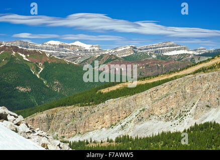 Muraille de Chine ci-dessous pointe sphinx vu de récif des prairies dans le Montana, Bob Marshall Wilderness Banque D'Images