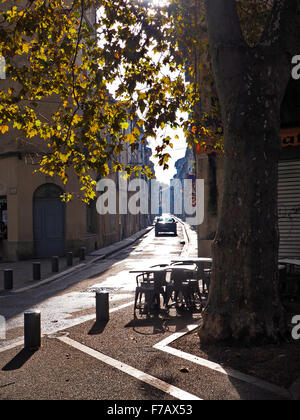 Vue sur la rue d'Arles en France Banque D'Images