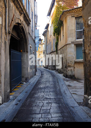 Vue sur la rue d'Arles en France Banque D'Images