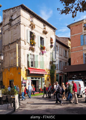 Vue sur la rue d'Arles en France Banque D'Images