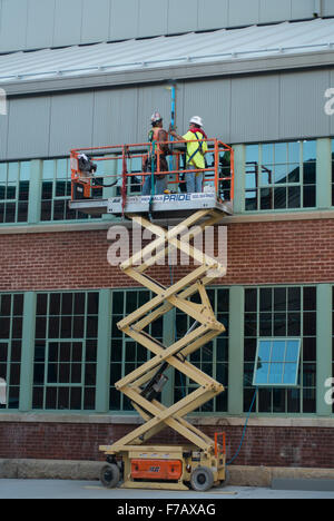 Ouvriers de construction au chantier naval de Brooklyn, New York Banque D'Images