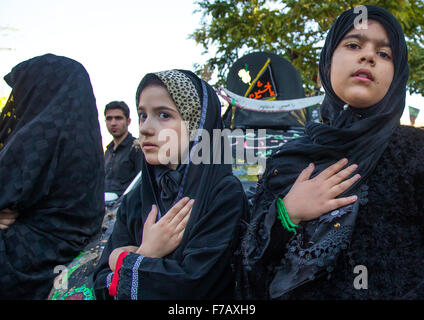 Les musulmans chiites iraniens Ashura Celelbrations femmes priant au cours, le jour de la mort de l'Imam Hussein, province du Kurdistan, Bijar, Iran Banque D'Images