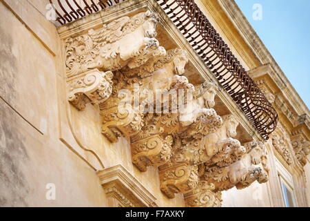 Noto baroque - détails de balcon au Palazzo Villadorata (Palazzo Nicolaci), Noto, Sicile, Italie l'UNESCO Banque D'Images