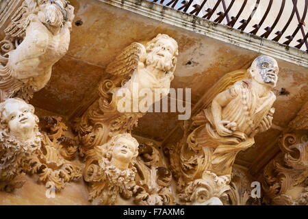 Détails de balcon baroque au Palazzo Villadorata (Palazzo Nicolaci), vieille ville de Noto, en Sicile, Italie l'UNESCO Banque D'Images