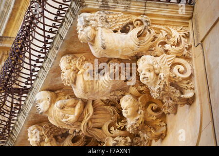 Détails de décoration baroque balcon au Palazzo Villadorata (Palazzo Nicolaci), vieille ville de Noto, en Sicile, Italie l'UNESCO Banque D'Images