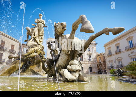 Syracuse - Diana fountain (la Fontaine de Diana) sur la place d'Archimède, Ortigia, Sicile, Italie l'UNESCO Banque D'Images