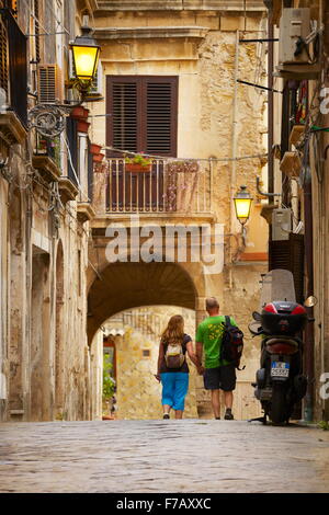 Sicile - touristes en marchant dans la rue de la vieille ville de Syracuse, Sicile, Italie, l'UNESCO Banque D'Images