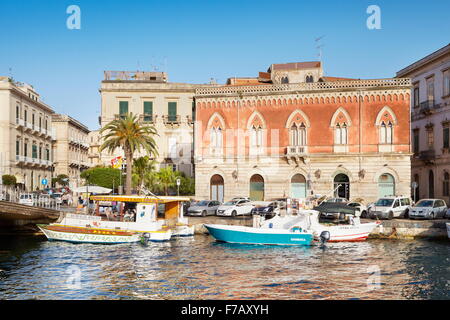 Le port de l'île de Ortigia, Syracuse, Sicile, Italie l'UNESCO Banque D'Images