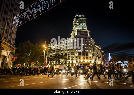 Barcelone, Catalogne, Espagne. 27 Nov, 2015. Les acheteurs passent sous les lumières de Noël sur "vendredi noir" à Barcelone - Les fêtes de fin d'année 2015 est en cours à Barcelone comme les lumières de Noël et les arbres sont mis en marche dans les rues © Matthias Rickenbach/ZUMA/Alamy Fil Live News Banque D'Images