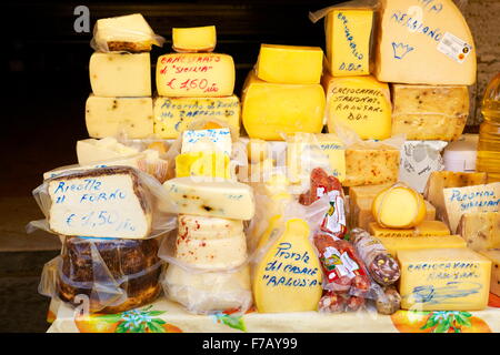 Fromage sicilien - de nombreux types de fromages traditionnels siciliens, food market d'Ortigia, Syracuse, Sicile, Italie Banque D'Images