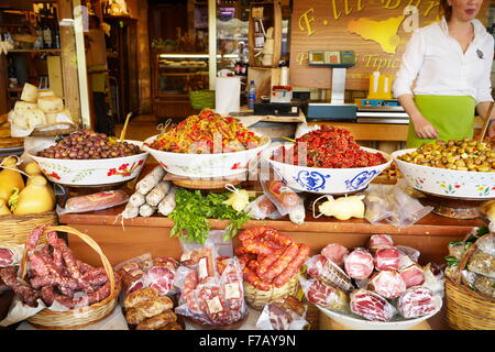 La cuisine sicilienne traditionnelle, marché alimentaire de la rue d'Ortigia, Syracuse, Sicile, Italie Banque D'Images