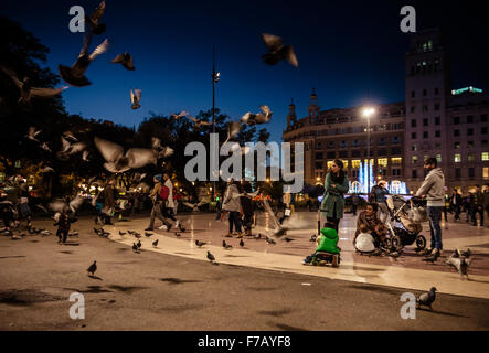 Barcelone, Espagne. 27 novembre, 2015. Les pigeons s'envolent au Catalonia carrés alors que les consommateurs passent par Barcelone que commence la saison des fêtes - Les fêtes de fin d'année 2015 est en cours à Barcelone comme les lumières de Noël et les arbres sont mis en marche dans les rues : Crédit matthi/Alamy Live News Banque D'Images