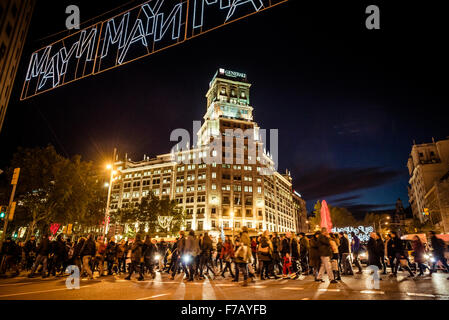 Barcelone, Espagne. 27 novembre, 2015. Les acheteurs passent sous les lumières de Noël sur "vendredi noir" à Barcelone - Les fêtes de fin d'année 2015 est en cours à Barcelone comme les lumières de Noël et les arbres sont mis en marche dans les rues : Crédit matthi/Alamy Live News Banque D'Images