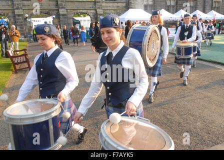 Le madras College Pipe Band au Saint Andrews Mariage Royal Petit-déjeuner à St Andrews, en Écosse le vendredi 29 avril 2011. Banque D'Images