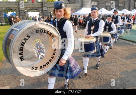 Le madras College Pipe Band au Saint Andrews Mariage Royal Petit-déjeuner à St Andrews, en Écosse le vendredi 29 avril 2011. Banque D'Images