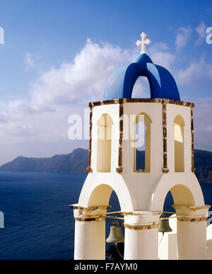 Grèce, Santorin, OAI, Clocher de l'Église et la mer Égée Banque D'Images