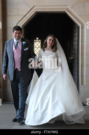 Alex Staines et Cassie Hall, qui s'est marié le même jour que Kate Middleton et le Prince William, à St Andrews, en Écosse. Banque D'Images