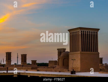 Tours à vent utilisé comme un système de refroidissement naturel dans l'architecture traditionnelle de l'Iran, la province de Yazd Yazd, Iran, Banque D'Images