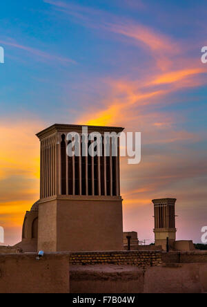 Tours à vent utilisé comme un système de refroidissement naturel dans l'architecture traditionnelle de l'Iran, la province de Yazd Yazd, Iran, Banque D'Images