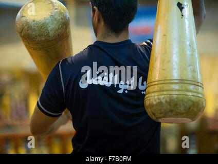 Homme armé iranien Clubs en bois lors du traditionnel Sport Du Zurkhaneh, la province de Yazd Yazd, Iran, Banque D'Images