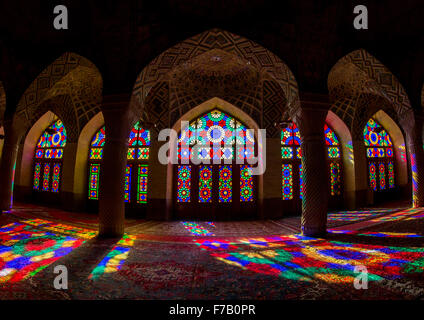 La salle de prière de la mosquée Nasir Ol Molk avec ses belles fenêtres en verre coloré, la province du Fars, Shiraz, Iran Banque D'Images