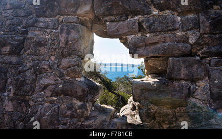 Manly Beach vue à travers un trou dans un mur de pierre Banque D'Images