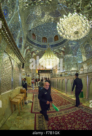 Chiite musulmane hommes dans le hall de l'Shah-e-Cheragh mausolée, la province du Fars, Shiraz, Iran Banque D'Images