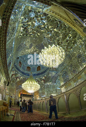 Chiite musulmane hommes dans le hall de l'Shah-e-Cheragh mausolée, la province du Fars, Shiraz, Iran Banque D'Images