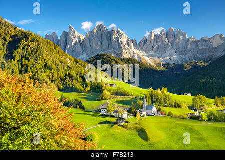 Montagnes des Dolomites en automne - Santa Maddalena, Village du Parc Naturel Puez Odle, Alpes européennes, le Tyrol du Sud, Italie Banque D'Images