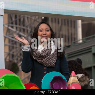 New York, NY USA - 26 novembre 2015 : Emily Borromeo rides flottent à la 89e assemblée annuelle de Macy's Thanksgiving Day Parade sur Columbus Circle Banque D'Images