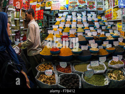 Woman Shopping for épices dans Bazar Vakil E, la province du Fars, Shiraz, Iran Banque D'Images