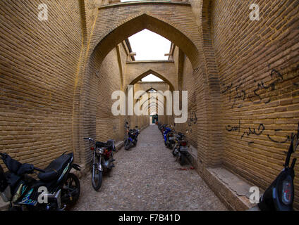 Motos garées le long d'une rue étroite avec des arcs, la province du Fars, Shiraz, Iran Banque D'Images