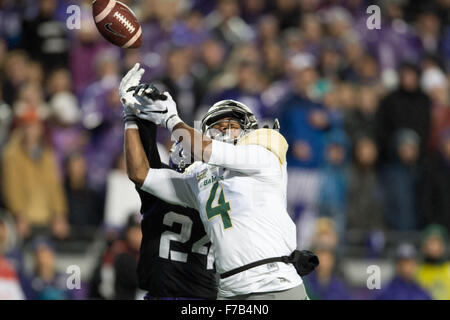 27 novembre 2015 : TCU Horned Frogs Julius évoluait Lewis (24) se décompose et intercepte la note de la note de l'intention pour le receveur Baylor Bears Jay Lee (4) au cours de la première moitié d'un match de football NCAA entre Baylor et TCU au stade Amon G. Carter, Ft. Worth, Texas. Shane Roper/CSM Banque D'Images