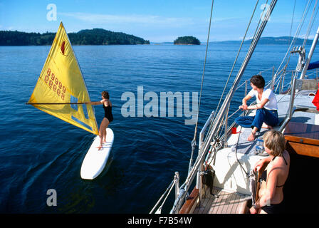 La planche à voile et la voile, les îles Gulf, en Colombie-Britannique, Colombie-Britannique, Canada - femme l'apprentissage de la planche à voile Banque D'Images