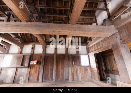 Château japonais, Bitchu Matsuyama, Takahashi. Intérieur de l'original, garder, montrant le tenshu chevrons en bois et en plâtre et les murs intérieurs. Banque D'Images