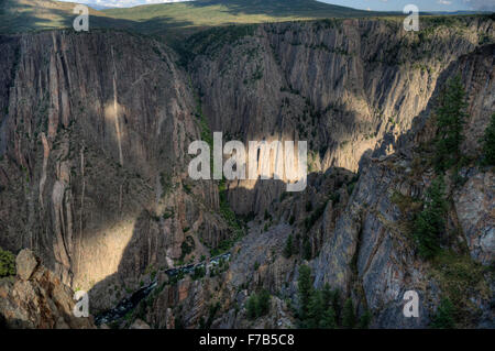 1700 pieds au-dessous, la rivière Gunnison fait son chemin à travers le Black Canyon. C'est à l'angle au centre des visiteurs du sur Banque D'Images