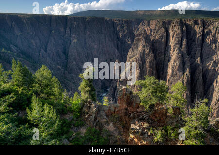 Le flux de la rivière Gunnison 1700 pieds au-dessous de ce point de vue au Centre des Visiteurs du Parc National Black Canyon of the Gunnison Banque D'Images