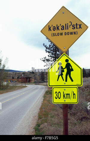 Affiche bilingue dans la région de Okanagan Indian et de l'anglais, Oliver, en Colombie-Britannique, Canada - ralentir, personnes / Enfants Randonnée Pédestre Banque D'Images